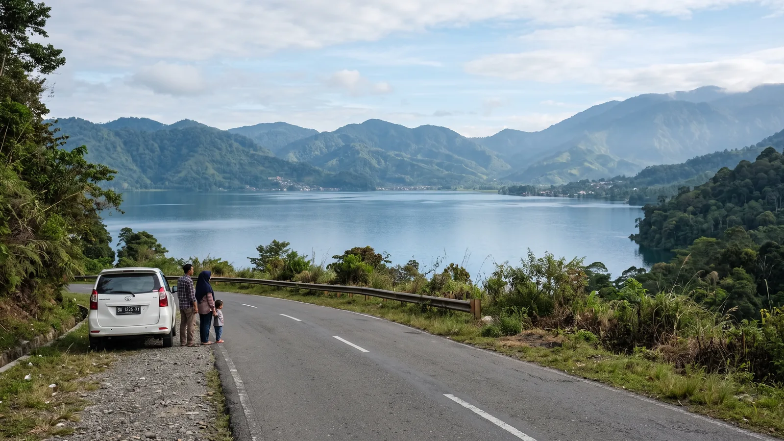 Danau Singkarak dengan perbukitan di Kabupaten Solok