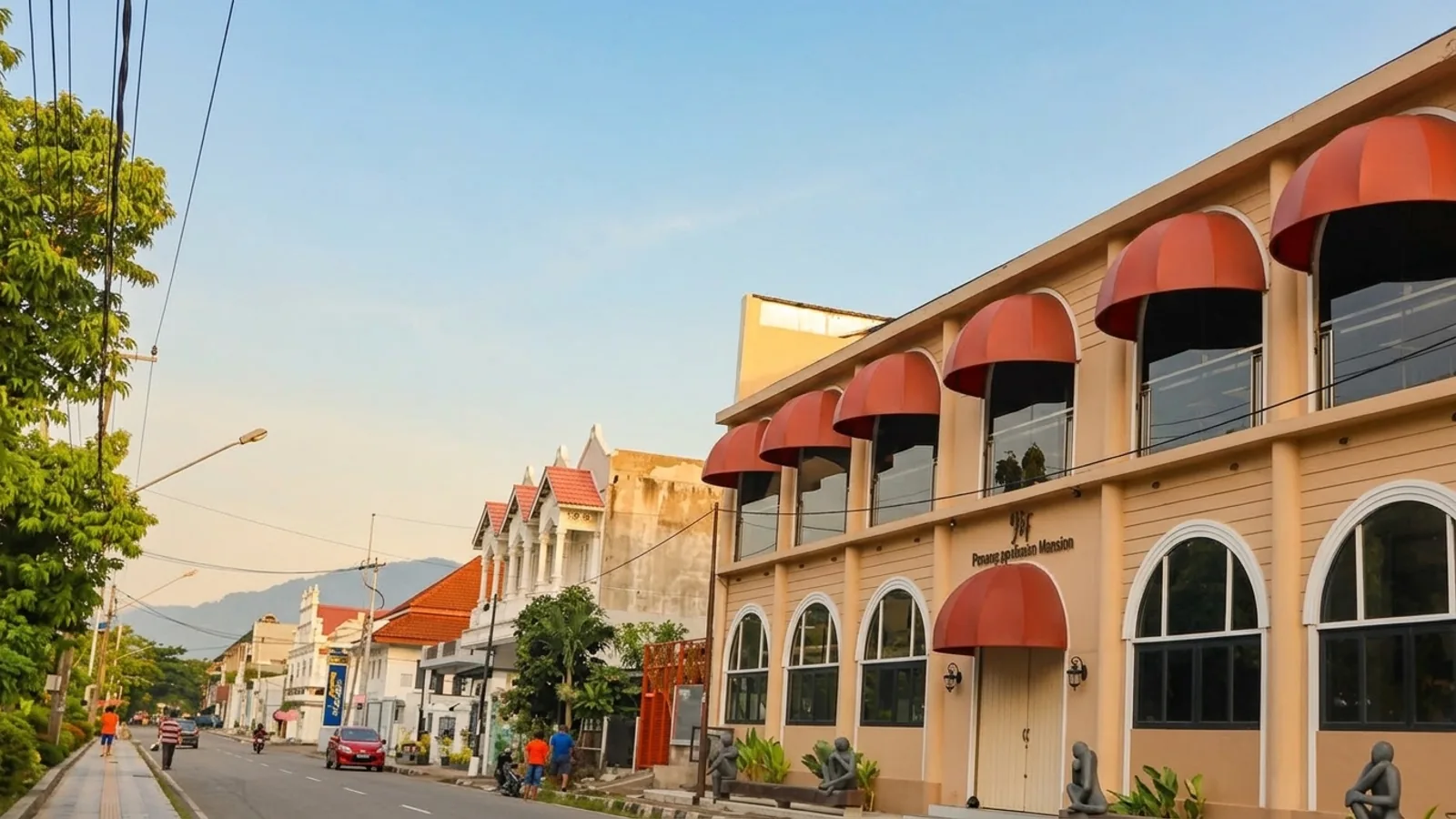 Wisata kota Padang setengah hari dengan suasana Masjid Raya Sumatera Barat dan area pantai